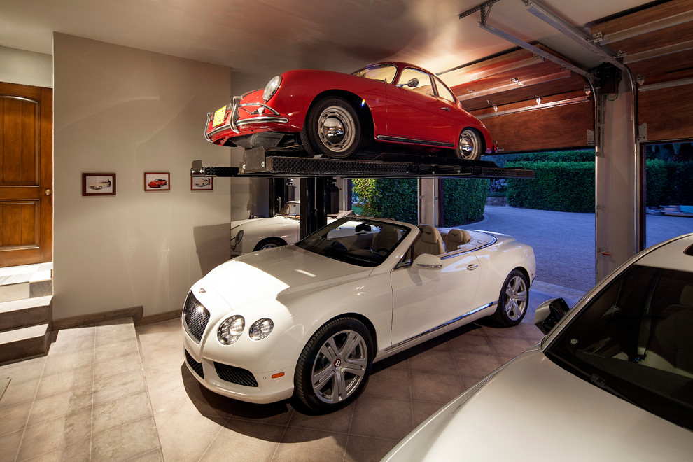 Exempel på en stor medelhavsstil tillbyggd trebils garage och förråd