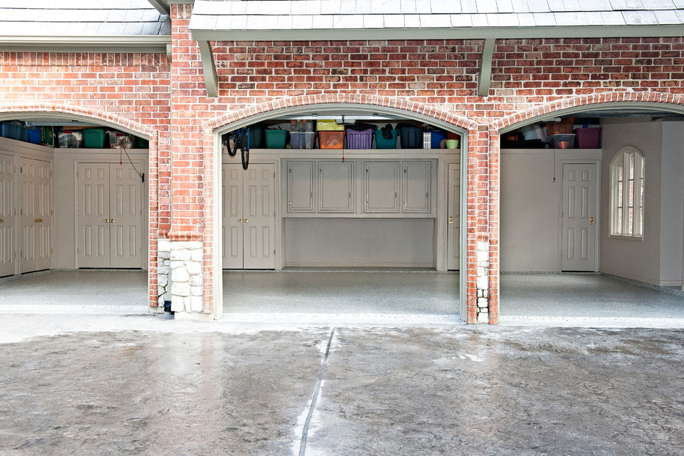 Aménagement d'un grand garage pour trois voitures attenant classique.