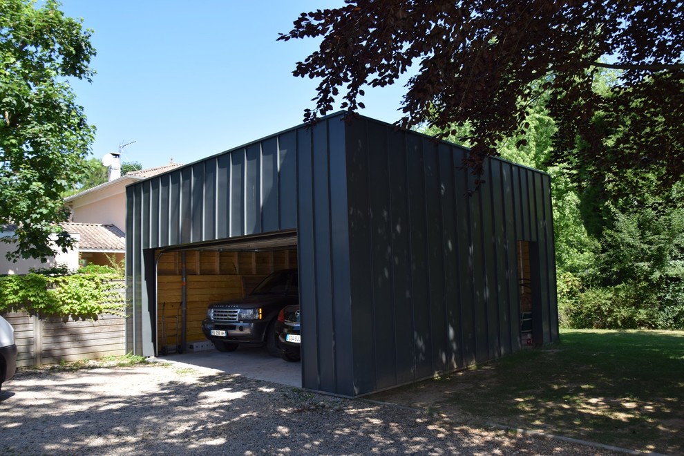 Foto på en mellanstor funkis fristående garage och förråd
