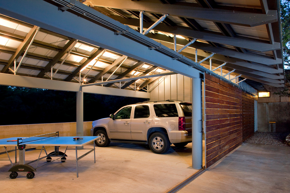 Пример оригинального дизайна: пристроенный гараж среднего размера в стиле лофт с навесом для автомобилей для двух машин