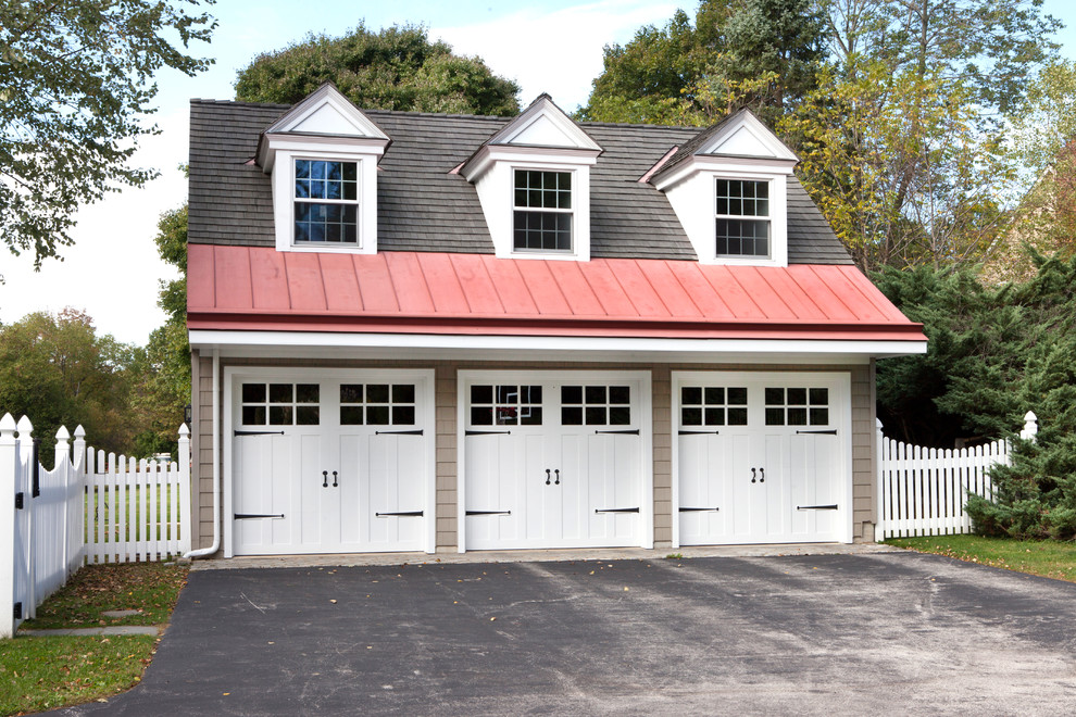Exemple d'un grand garage pour trois voitures séparé chic avec un bureau, studio ou atelier.