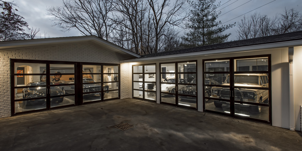 Cette image montre un grand garage pour trois voitures attenant vintage.
