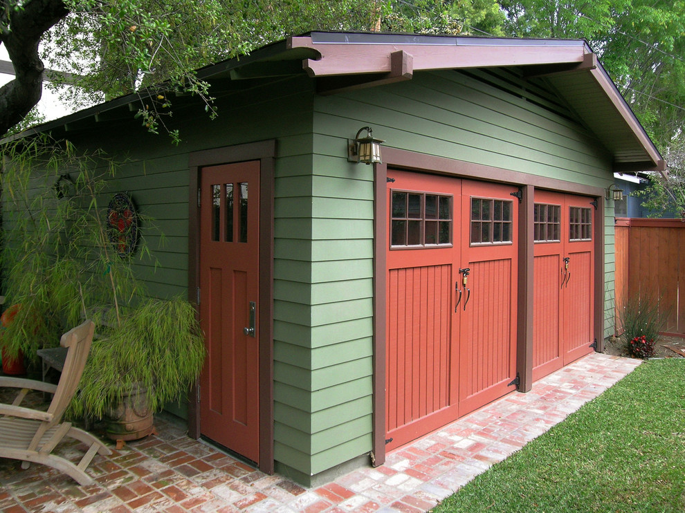 This is an example of a large traditional detached double garage in Los Angeles.