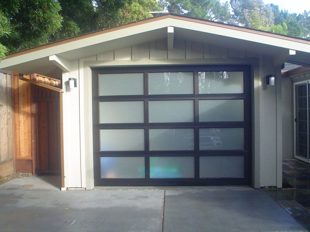 На фото: маленький пристроенный гараж в современном стиле с навесом для автомобилей для на участке и в саду, одной машины с