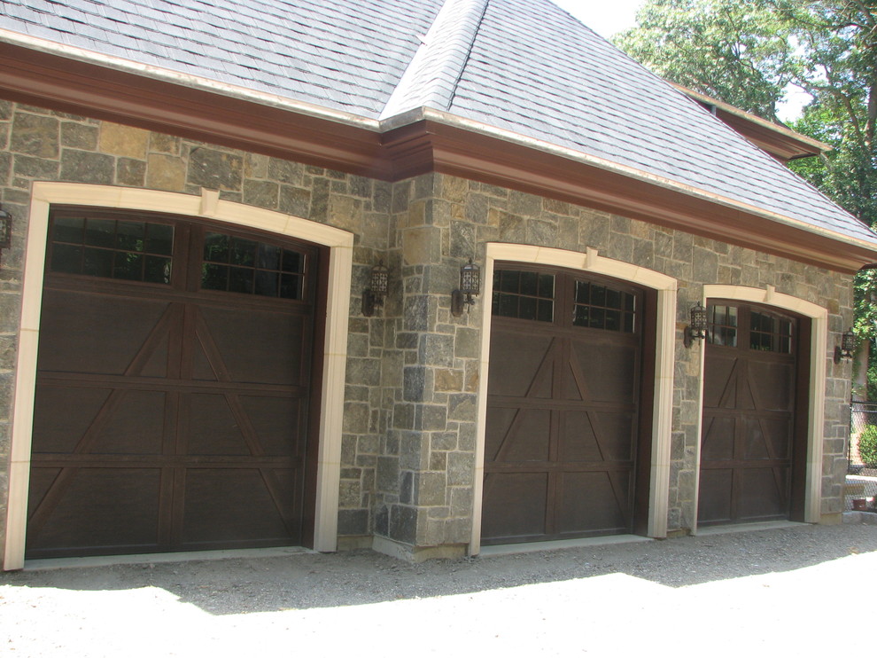 На фото: пристроенный гараж среднего размера в классическом стиле для трех машин с