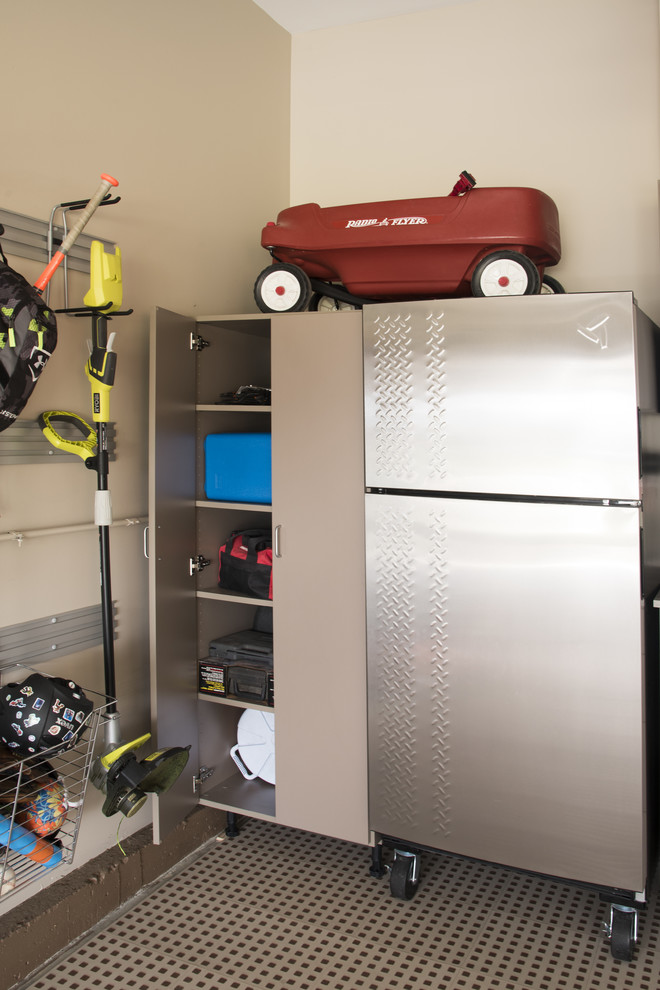 Idéer för att renovera en mellanstor funkis tillbyggd tvåbils garage och förråd