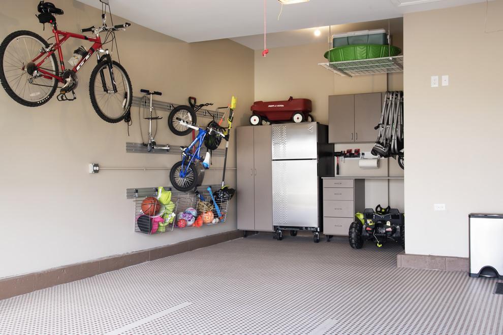 Idéer för att renovera en mellanstor funkis tillbyggd tvåbils garage och förråd