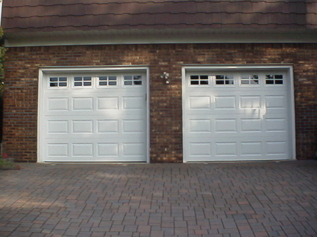 Réalisation d'un garage pour deux voitures attenant de taille moyenne.