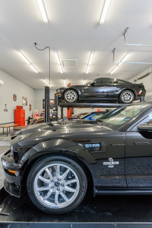 Cette image montre un grand garage pour trois voitures séparé traditionnel.