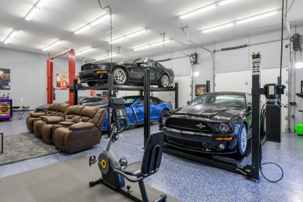 Inredning av en klassisk stor fristående trebils garage och förråd