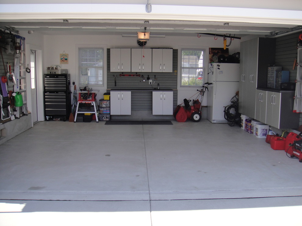 Inredning av en modern garage och förråd