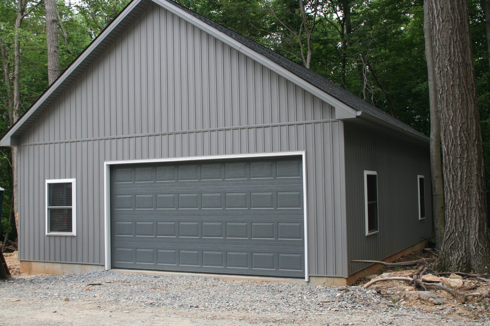 Exempel på en stor amerikansk fristående tvåbils garage och förråd
