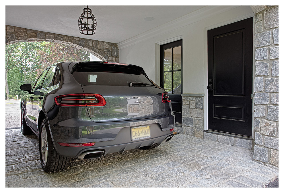 Cette image montre un garage séparé traditionnel de taille moyenne avec une porte cochère.