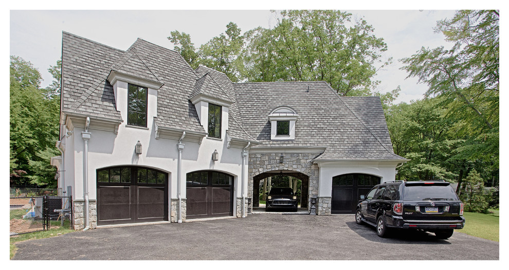 Aménagement d'un garage pour quatre voitures ou plus séparé classique de taille moyenne avec une porte cochère.