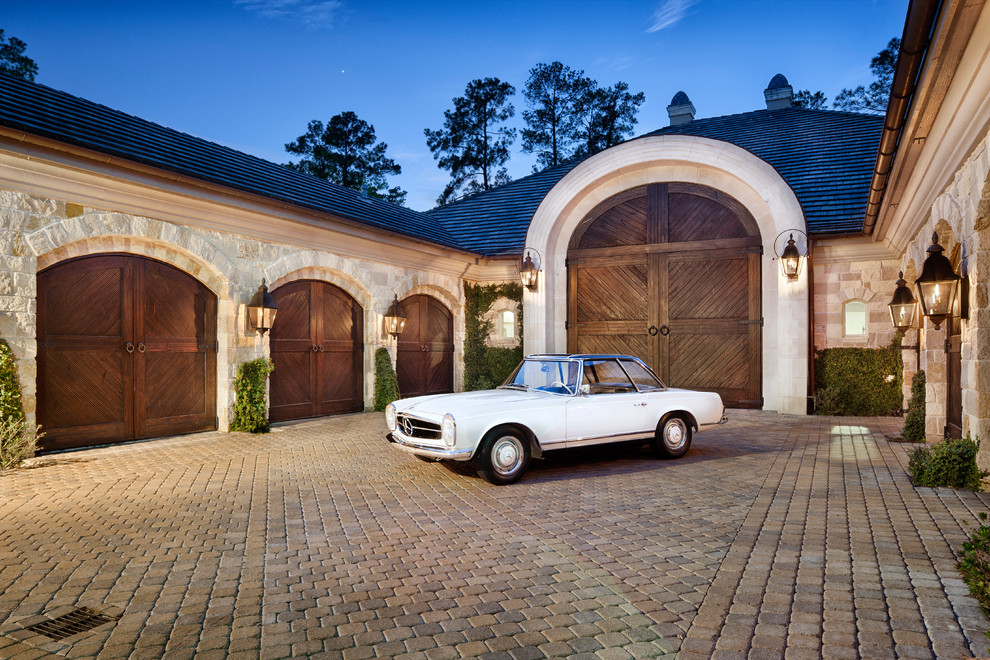 На фото: отдельно стоящий гараж в классическом стиле для трех машин