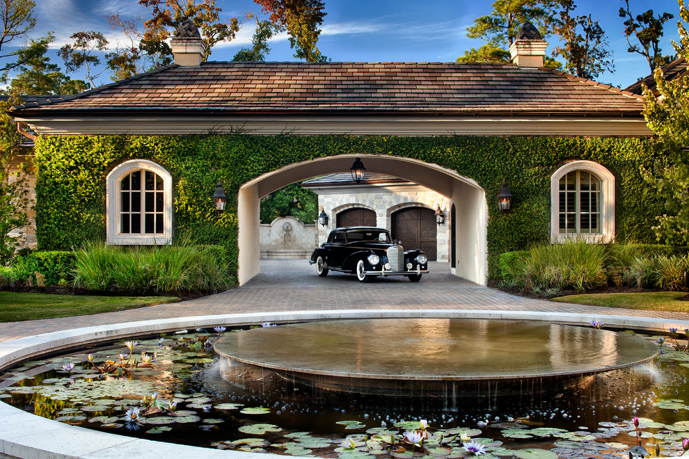 Inspiration for a timeless porte cochere remodel in Houston