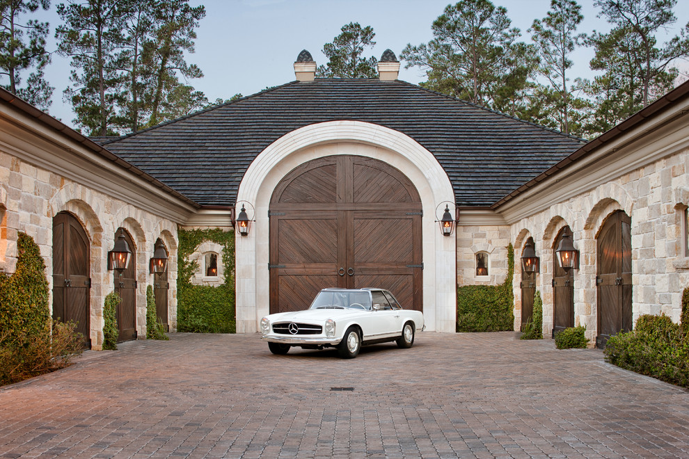 На фото: гараж в классическом стиле для четырех и более машин