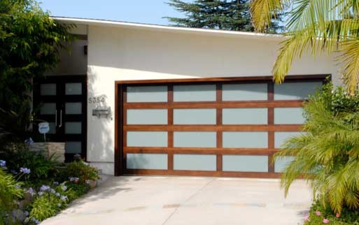 This is an example of a modern garage in San Diego.