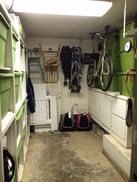 Bild på en liten amerikansk tillbyggd garage och förråd