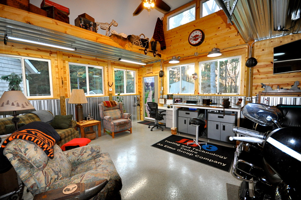 Cette image montre un garage attenant chalet de taille moyenne avec un bureau, studio ou atelier.