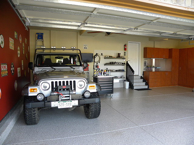 Inspiration pour un grand garage pour deux voitures attenant traditionnel avec un bureau, studio ou atelier.