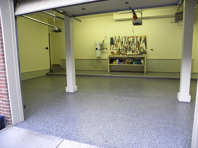 Foto di un grande garage per tre auto connesso tradizionale con ufficio, studio o laboratorio