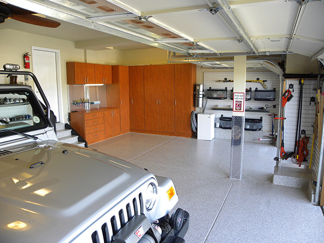 Идея дизайна: большой пристроенный гараж в классическом стиле с мастерской для двух машин