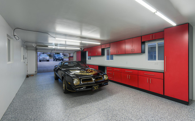 Inspiration pour un garage pour une voiture attenant traditionnel de taille moyenne avec un bureau, studio ou atelier.