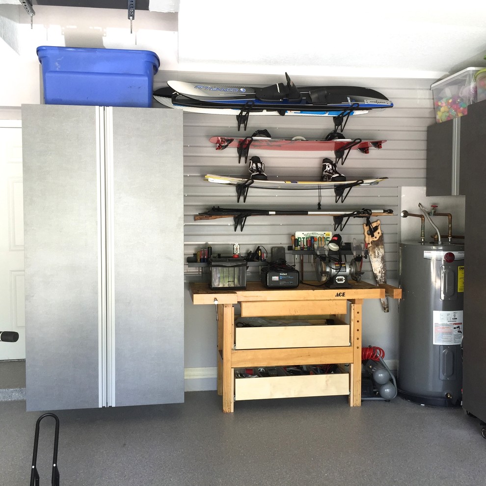 Immagine di un garage per due auto connesso minimalista di medie dimensioni