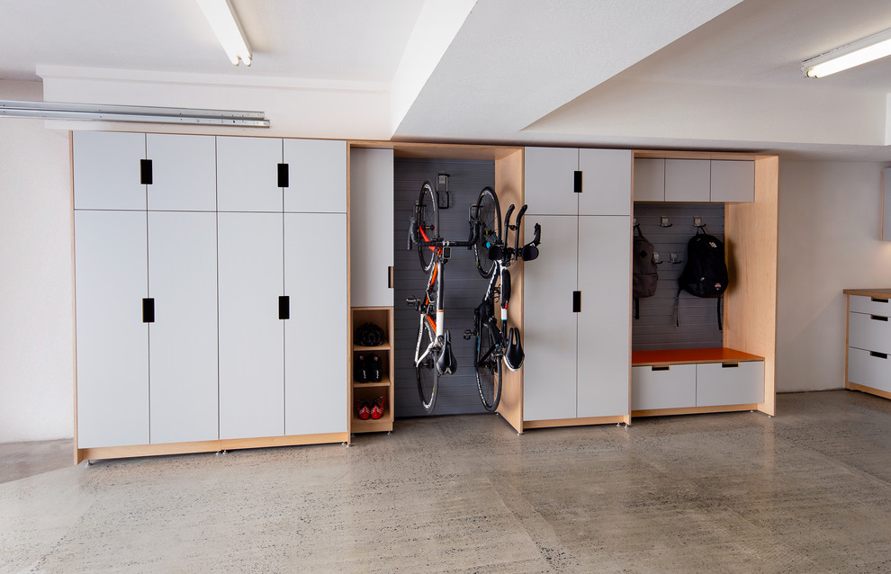 Стильный дизайн: большой пристроенный гараж в современном стиле - последний тренд