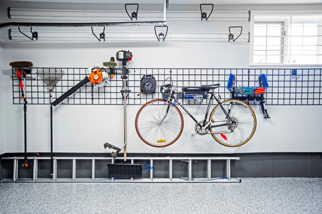 Garage cabinets and organisation grid - Modern - Garage - Montreal