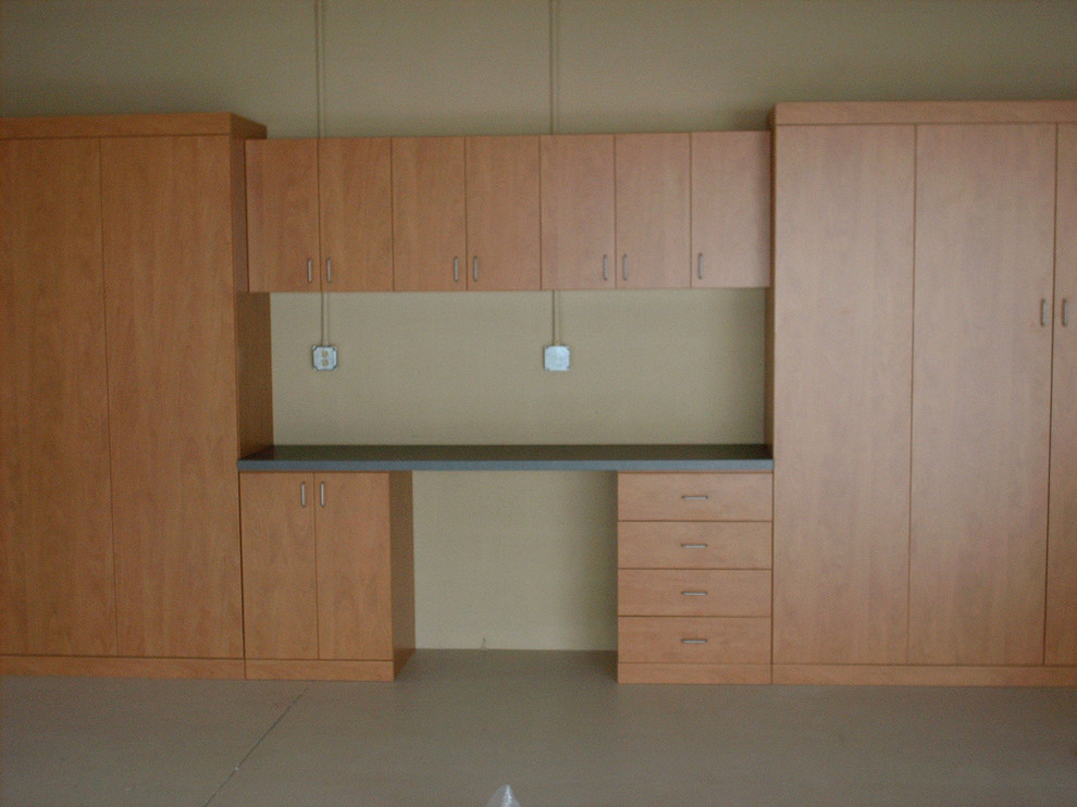 Garage desk and lots of storage Traditional Garage