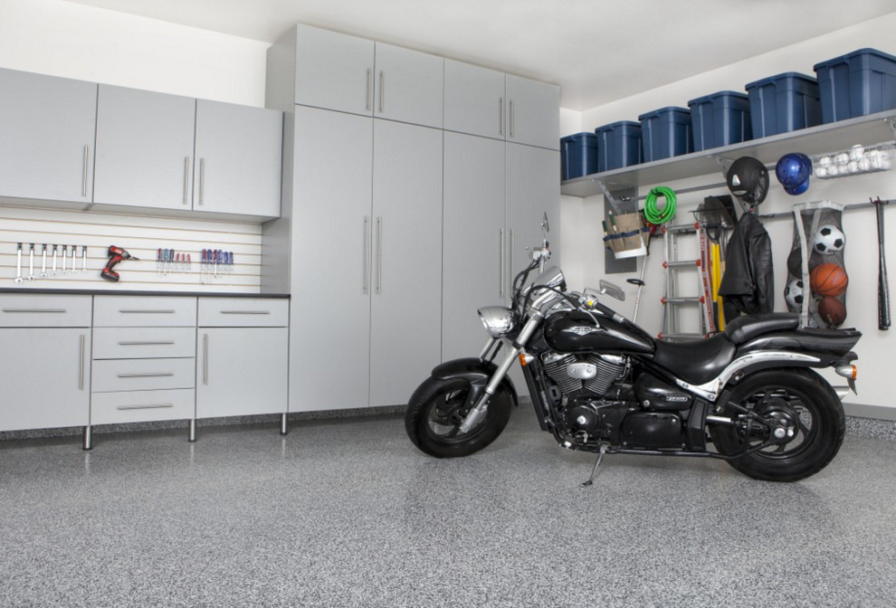 Cette photo montre un garage pour deux voitures chic de taille moyenne avec un bureau, studio ou atelier.