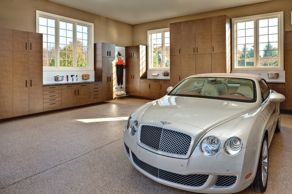 Idée de décoration pour un garage pour deux voitures attenant design de taille moyenne.