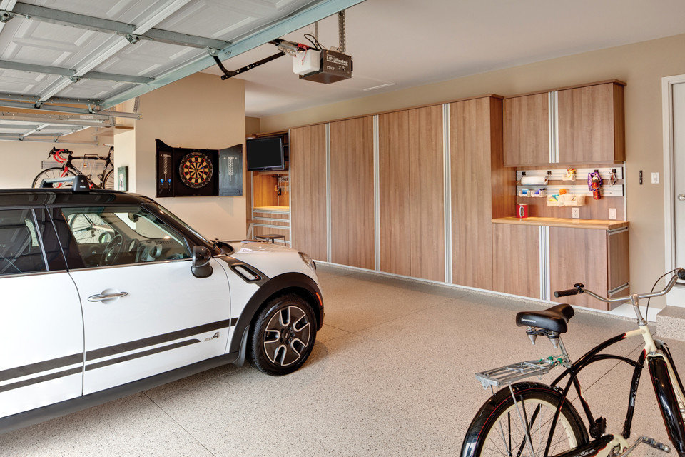 Стильный дизайн: пристроенный гараж среднего размера в стиле модернизм с мастерской для трех машин - последний тренд