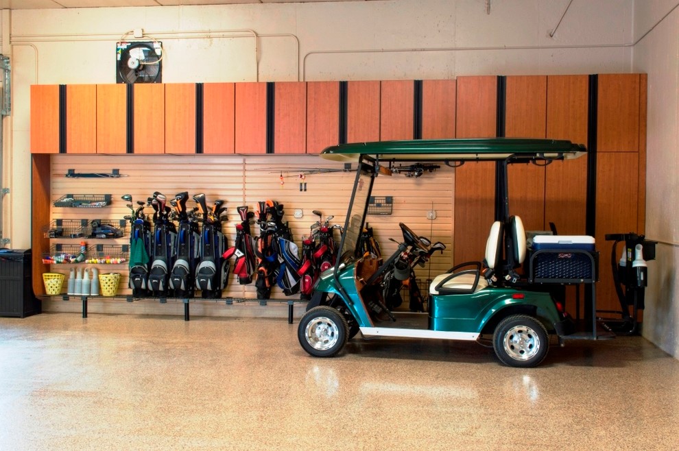 Bild på en mycket stor funkis fristående trebils garage och förråd