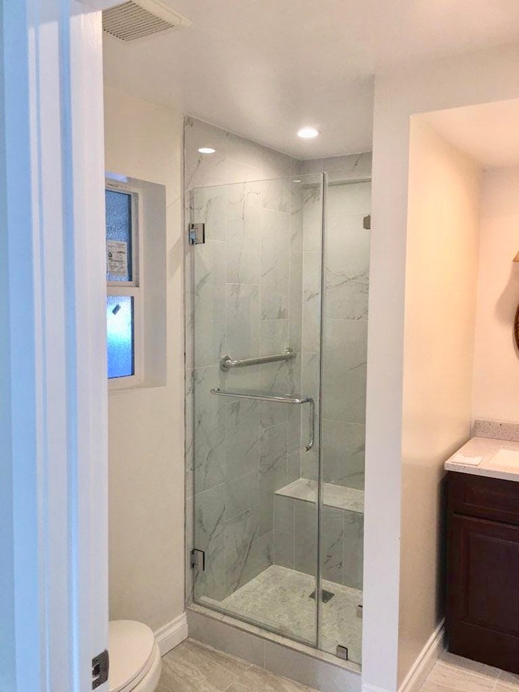 Esempio di una stanza da bagno moderna di medie dimensioni