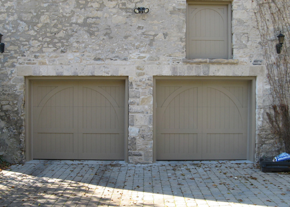 Exempel på en mellanstor klassisk tillbyggd trebils garage och förråd