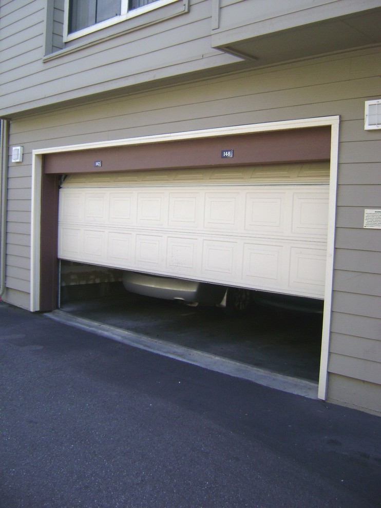 Esempio di un piccolo garage per due auto design