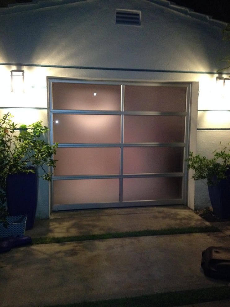 Idée de décoration pour un garage minimaliste de taille moyenne.