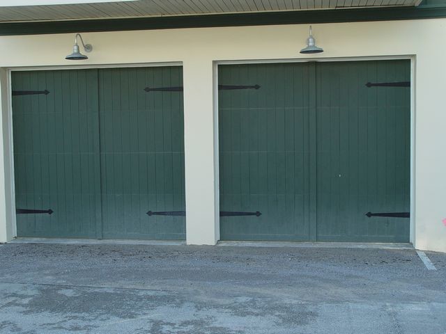 Immagine di un grande garage per due auto connesso country