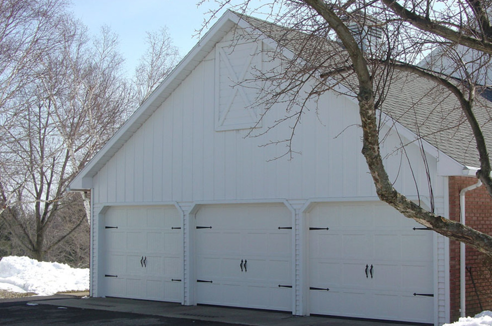 Modelo de garaje adosado de estilo de casa de campo de tamaño medio para tres coches