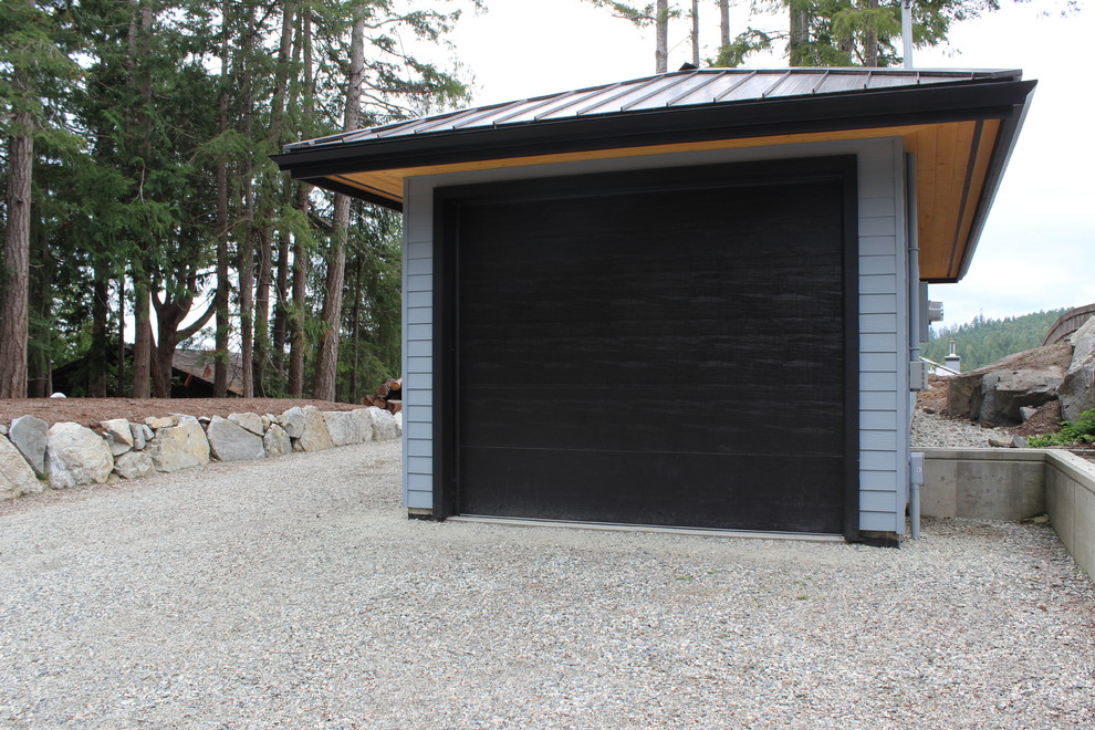 Пример оригинального дизайна: отдельно стоящий гараж среднего размера в стиле модернизм с навесом для автомобилей для одной машины