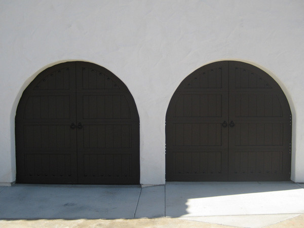 Свежая идея для дизайна: пристроенный гараж среднего размера в средиземноморском стиле для двух машин - отличное фото интерьера