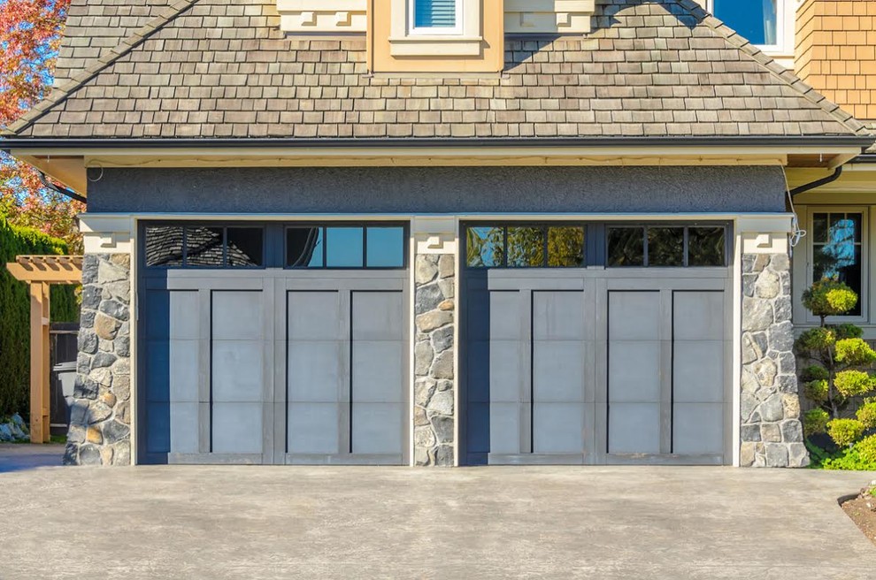 Design ideas for a medium sized classic attached double garage in Chicago.