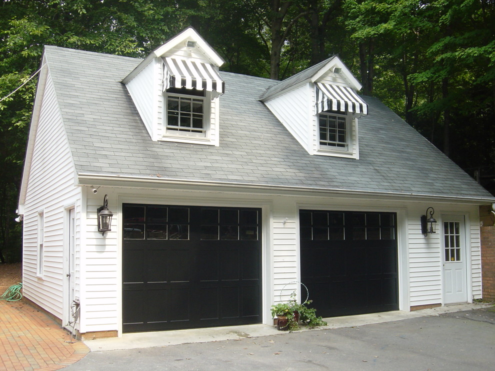 Exemple d'un garage pour deux voitures séparé chic de taille moyenne avec un bureau, studio ou atelier.