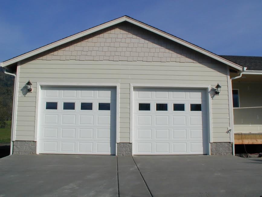 Exemple d'un garage pour deux voitures attenant chic de taille moyenne.