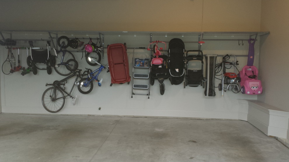 Immagine di un garage per due auto connesso chic di medie dimensioni