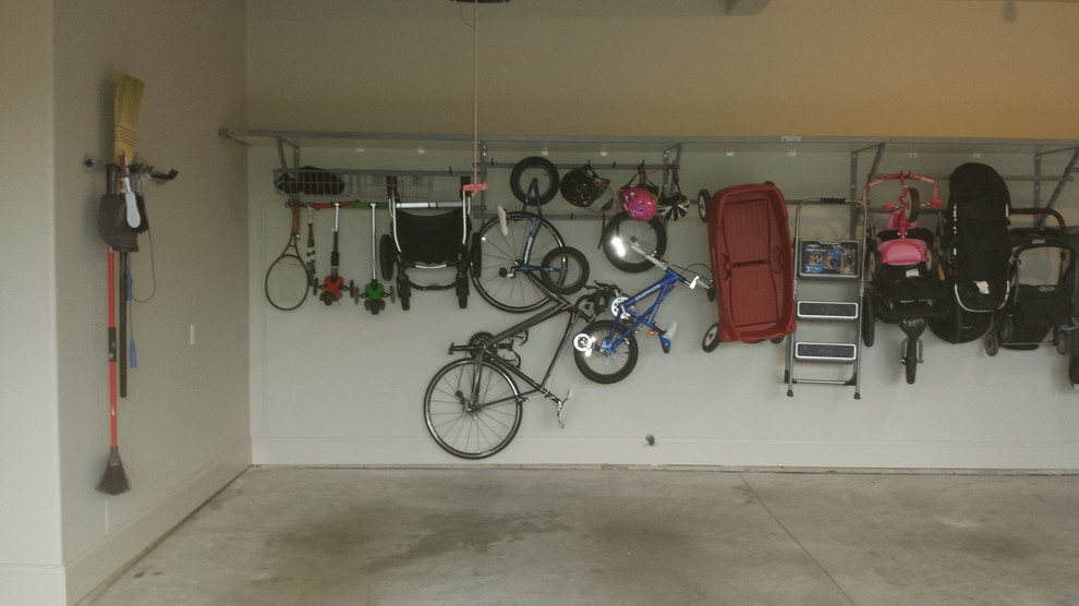 Exempel på en mellanstor klassisk tillbyggd tvåbils garage och förråd