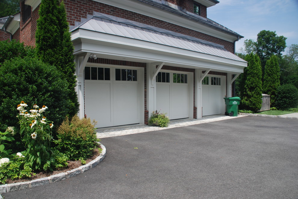 Пример оригинального дизайна: большой пристроенный гараж в классическом стиле для трех машин